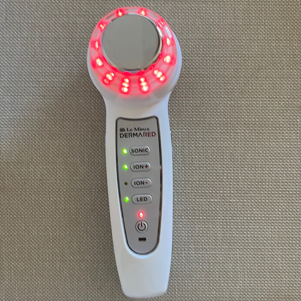 Le Mieux DermaRed LED Age Defying Therapy helps reverse signs of aging - 4 modes